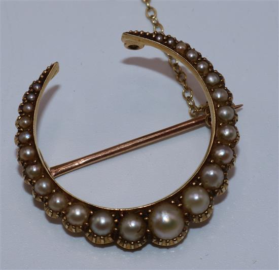 15ct gold and pearl crescent brooch(-)